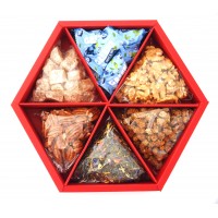 5| Šešiakampė dovana - riešutų, vaisių, arbatos ir saldainių rinkinys (315 x 275 x 60 mm), 695 g